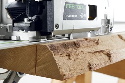 Grande plano de um serra circular Festool a cortar madeira