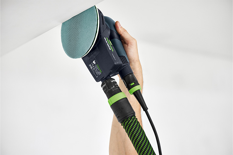 Canto é lixado com uma lixadora e lixa de rede