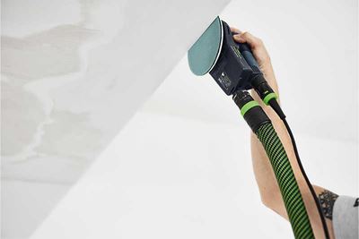 Uma lixadora Festool com pratos de lixar em utilização
