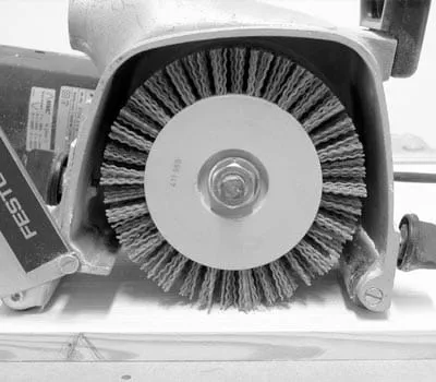 Quando for obtido o efeito estruturado pretendido, substituir a escova pela escova Rustilon com cerdas de plástico