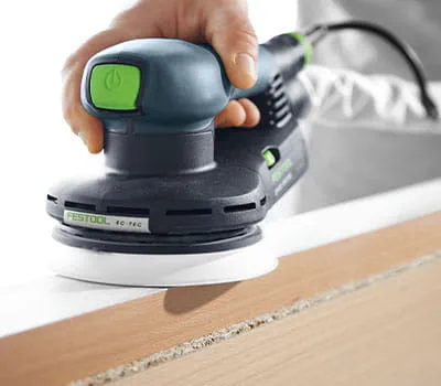 lixadora Na lixagem de superfícies de contraplacado, existe o perigo de "rompimento por abrasão"