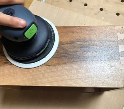 lixadora Para a lixagem intermédia de verniz, utilize as lixas Brilliant