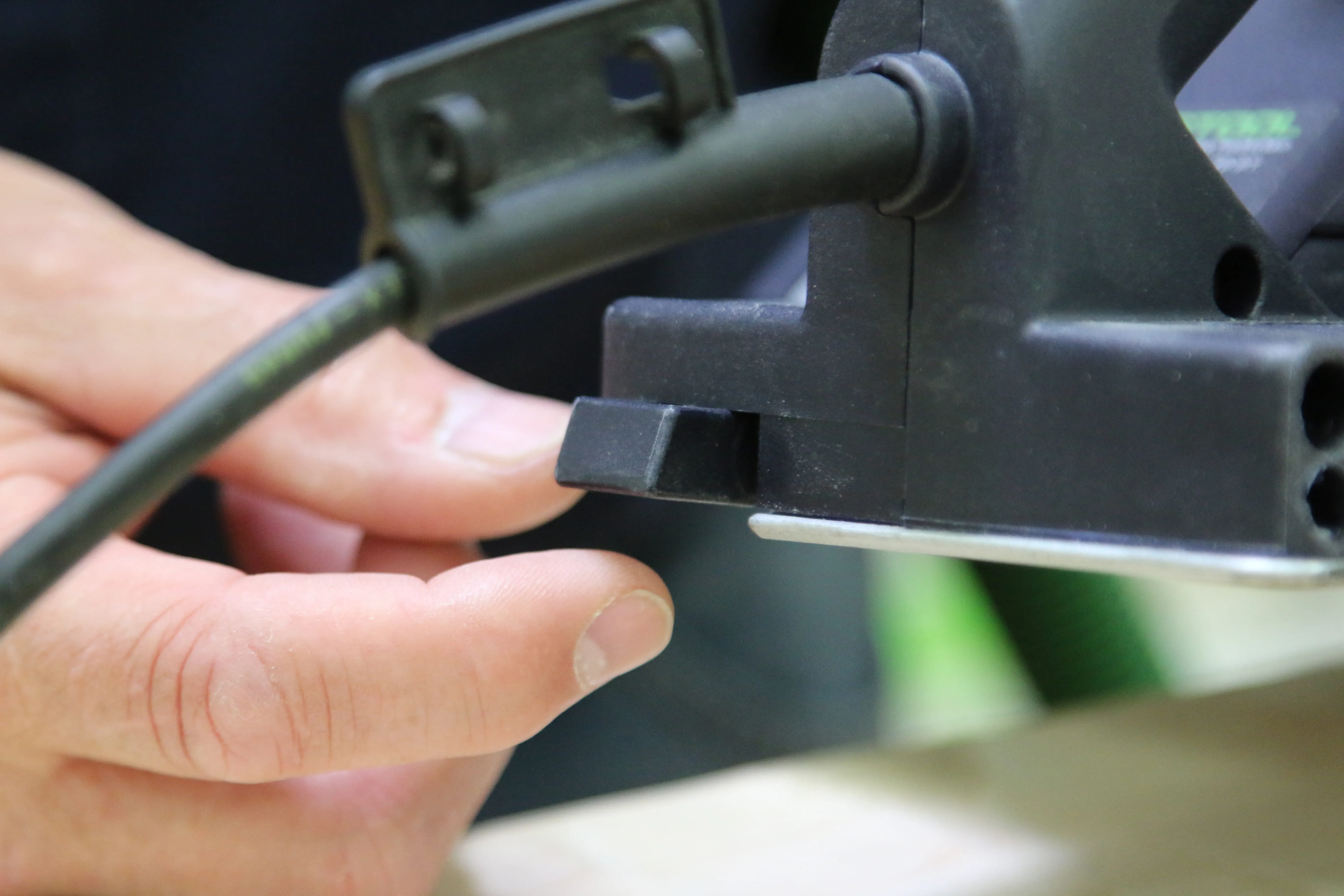 Plaina: Fixar pé de apoio