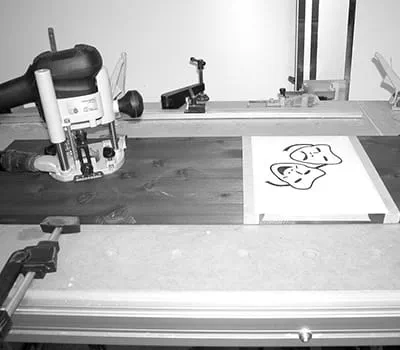 Colar modelo na peça a trabalhar para fresar com tupia