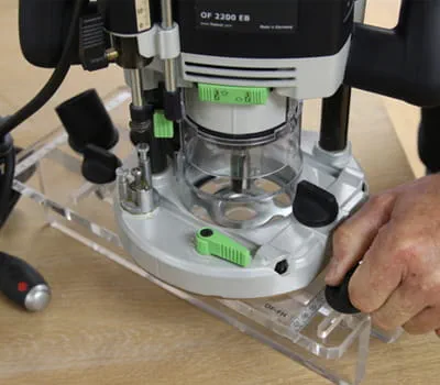 fresadora: Transferir as medidas de distância para a escala do adjuvante de fresagem