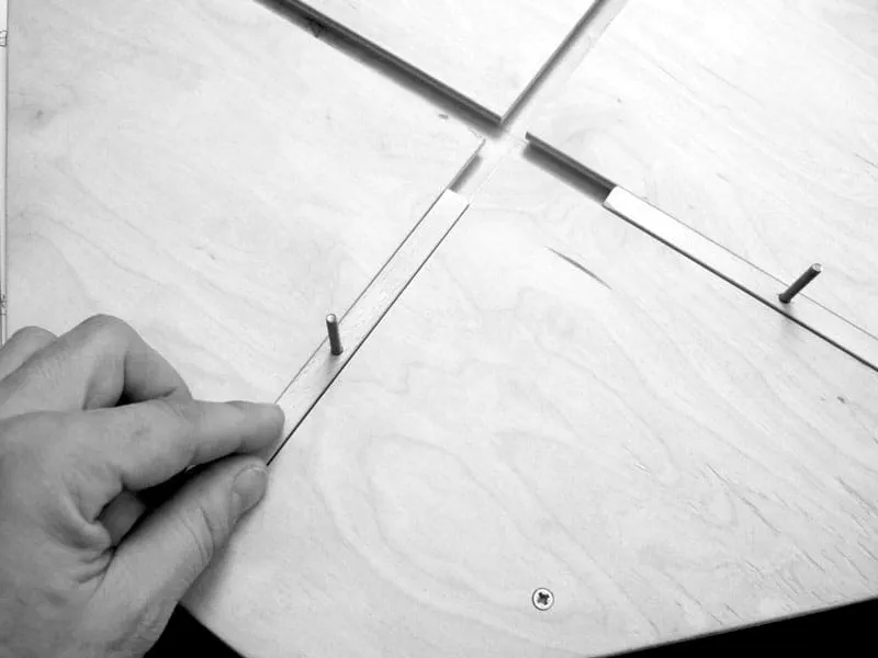 Fresadora: Inserir réguas de guia na ranhura tipo cauda de andorinha