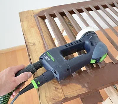 Lixadora Uma camada de verniz muito danificada pode ter de ser lixada até à madeira.