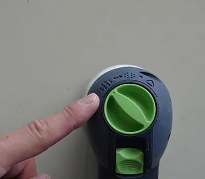 Lixadora Ajustar o número de rotações para 6.