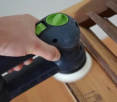 Lixadora Com o ajuste para a lixagem de desbaste, o verniz danificado é rapidamente removido.