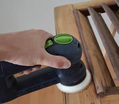 Lixadora Em seguida, a superfície é preparada para anova aplicação de verniz.