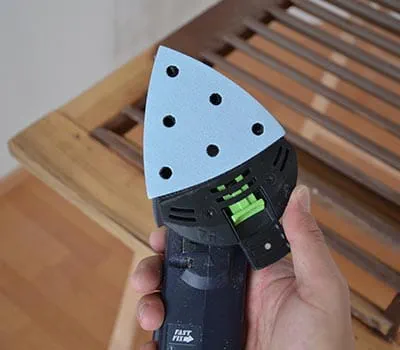 Lixadora As lamelas são tratadas.