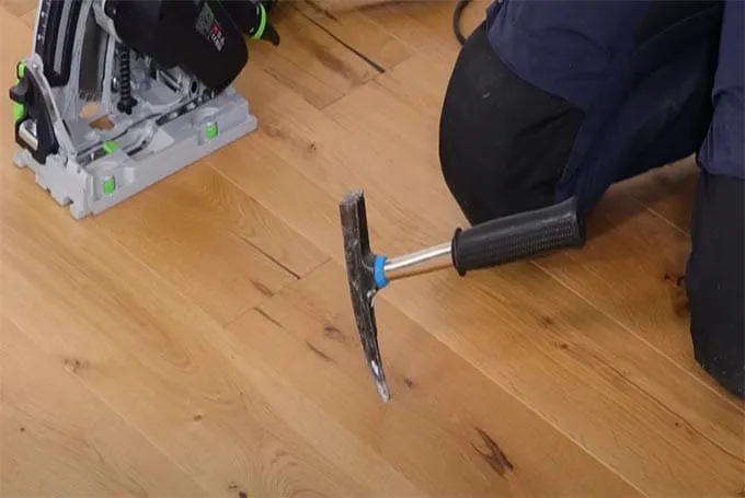 Reparar soalho de madeira muito danificado