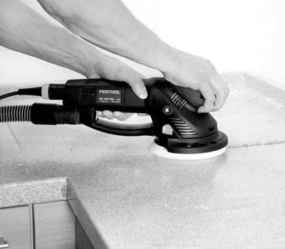 Primeiro nivelar cordões de coleira grosseiros e saliências de material por lixagem