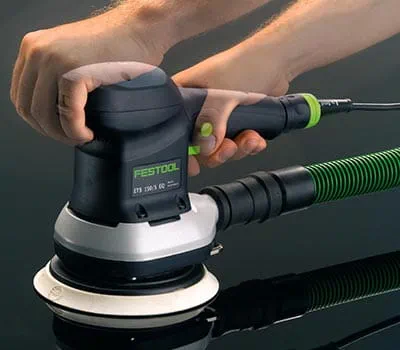 Lixadora Ajustar a velocidade para a posição 3 – 4. A ferramenta é agora conduzida sem pressão e em movimentos lentos sobre a madeira.