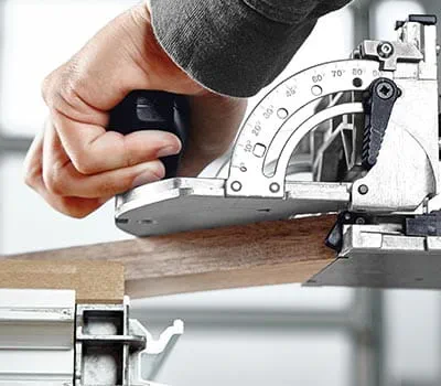 Fresadora Para estabilidade máxima, aplicamos 2 buchas por união de canto