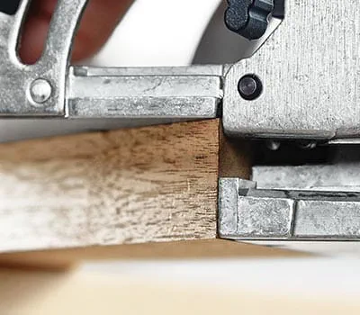 Fresadora Para o segundo furo de fresagem, marcar a posição ou conduzir a ferramenta de forma nivelada com a parte exterior até à ponta da meia-esquadria