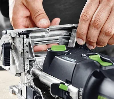 Fresadora Ajuste a altura de fresagem de acordo com a espessura da sua peça a trabalhar