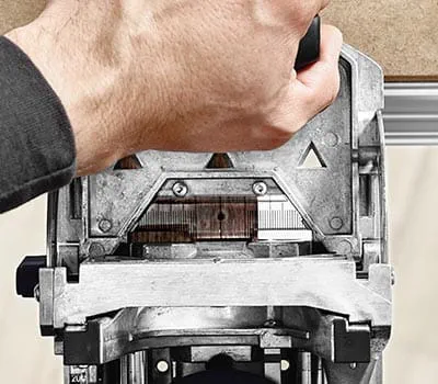 Fresadora Fazer os furos de fresagem através da marcação ou do sistema de batentes