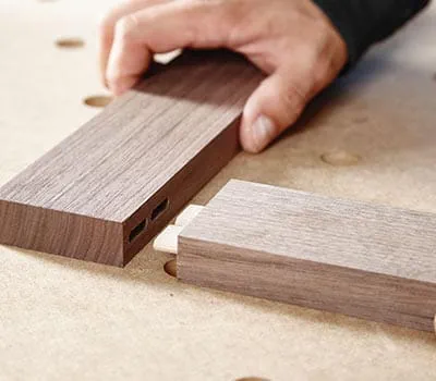 Fresadora Efetuar a fresagem dos quatro frisos do caixilho de modo idêntico a este procedimento