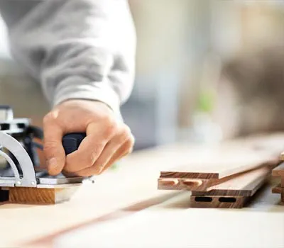 Fresadora Se, após a união, for necessário abrir rebaixos ou ranhuras nos frisos, tem de se somar o rebaixamento antes de fresar os furos para buchas