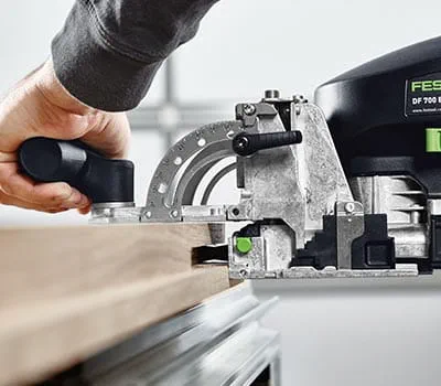 Fresadora No friso longitudinal, efetue igualmente os furos com uma profundidade de fresagem de 70 mm