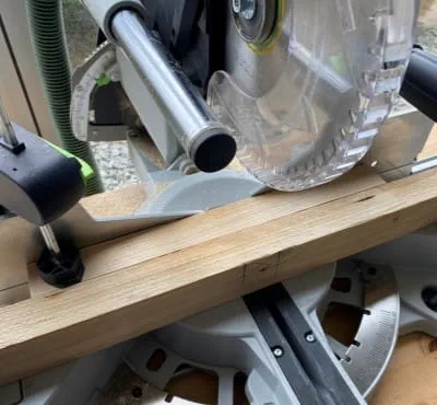 Pousar a peça a trabalhar na bancada da KAPEX