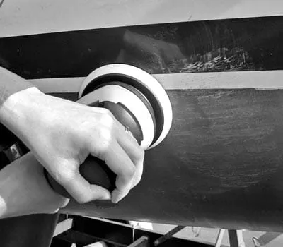 lixadora: Lixar Gelcoat em caso de riscos mais profundos ou danos 