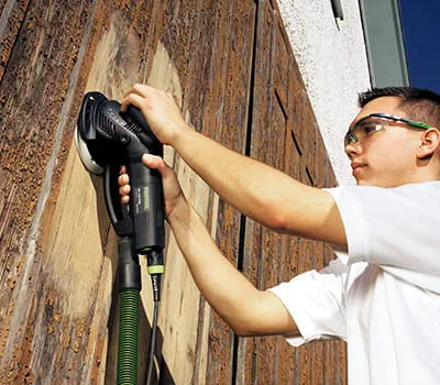 lixar uma parede de madeira