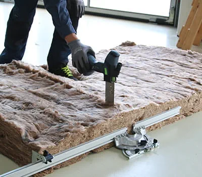 Cortar painel de isolamento térmico entre caibros