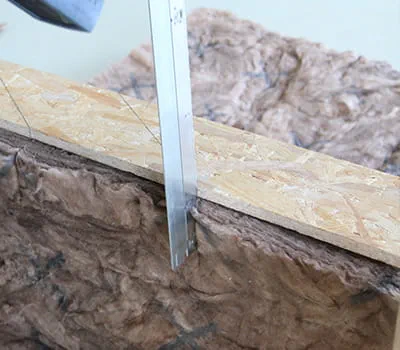 Posicionar moldes e cortar painel de isolamento térmico entre caibros