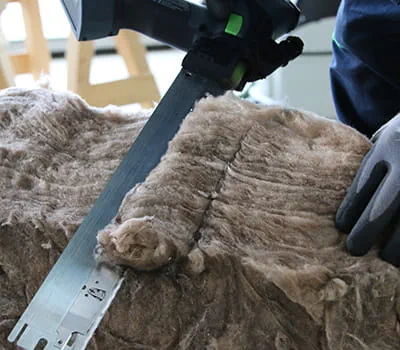 Cortar painel de isolamento térmico entre caibros