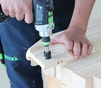 Serra circular furar previamente das esquadrias de fixação