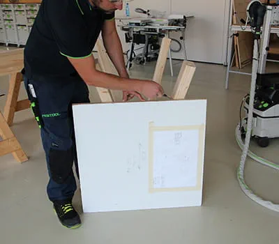 Serra circular marcar os recortes das pernas