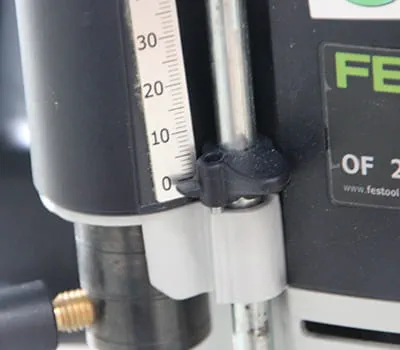 Serra circular colocar o indicador do batente de profundidade em zero