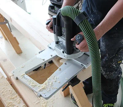 Serra circular realizar a fresagem nas travessas