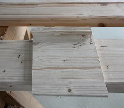 traçar as travessas para a fresagem das caudas de andorinha