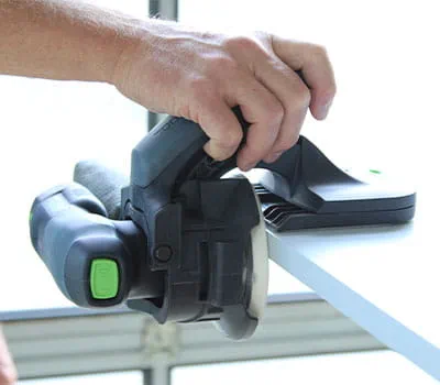 lixadora Conduzir a lixadora para cantos ao longo da aresta