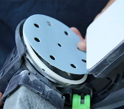 Fixar a lixa no prato de lixar