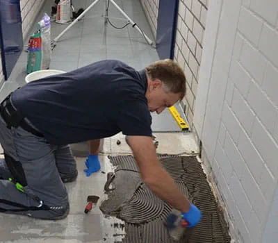 Serras Aplicar e distribuir cimento-cola para ladrilhos