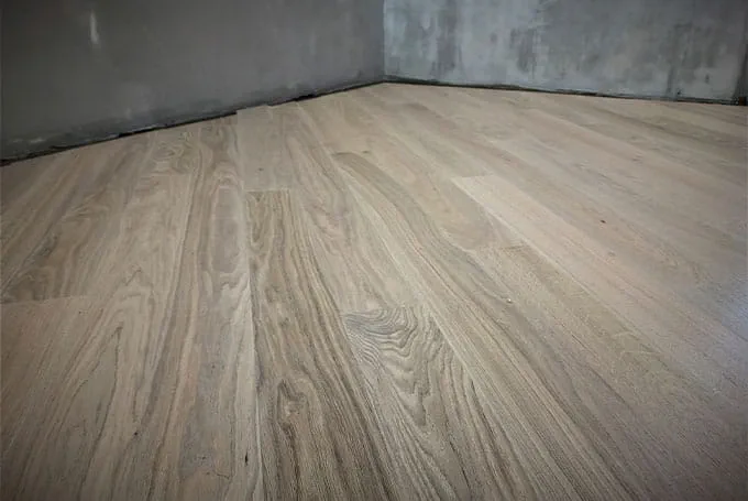 Colocação de tábuas de madeira