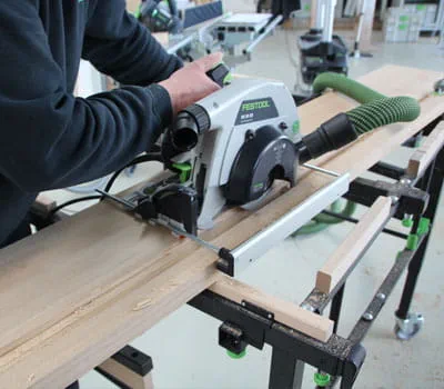 Serra circular Processar o banzo na área do patamar