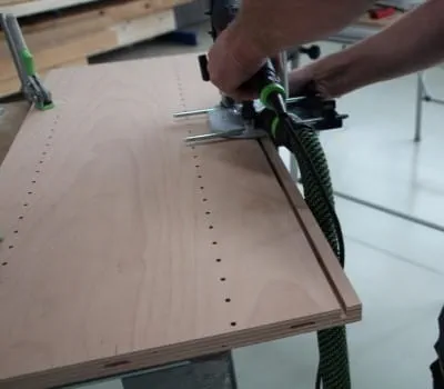 Fresar a ranhura para o painel dorsal