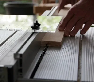 Ranhurar o fundo da gaveta