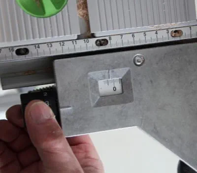 Conselho: Utilizar o ajuste de precisão do batente paralelo para ajustar a largura da ranhura