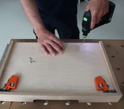 Inserir o fundo da gaveta e fixar