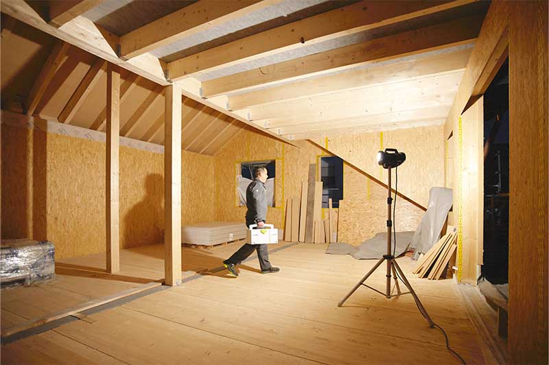 Um projetor de trabalho ilumina uma sala escura e sem janelas