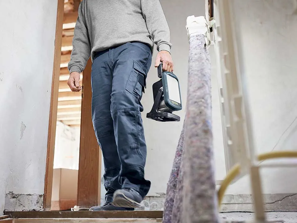 Um artesão carrega um Luz de trabalho